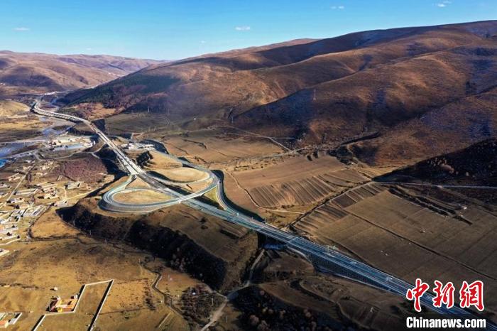 久馬高速公路阿壩互通段?！∈竦兰瘓F供圖