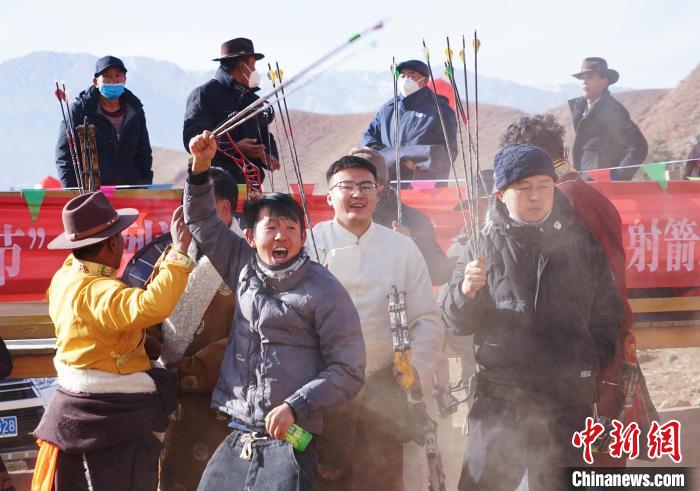 圖為藏族民眾跺腳歡呼慶祝弓箭手射中靶心。　馬銘言 攝
