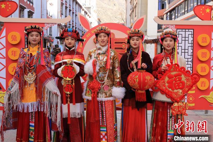 丹巴美女送祝福，迎新年。　李永安 攝