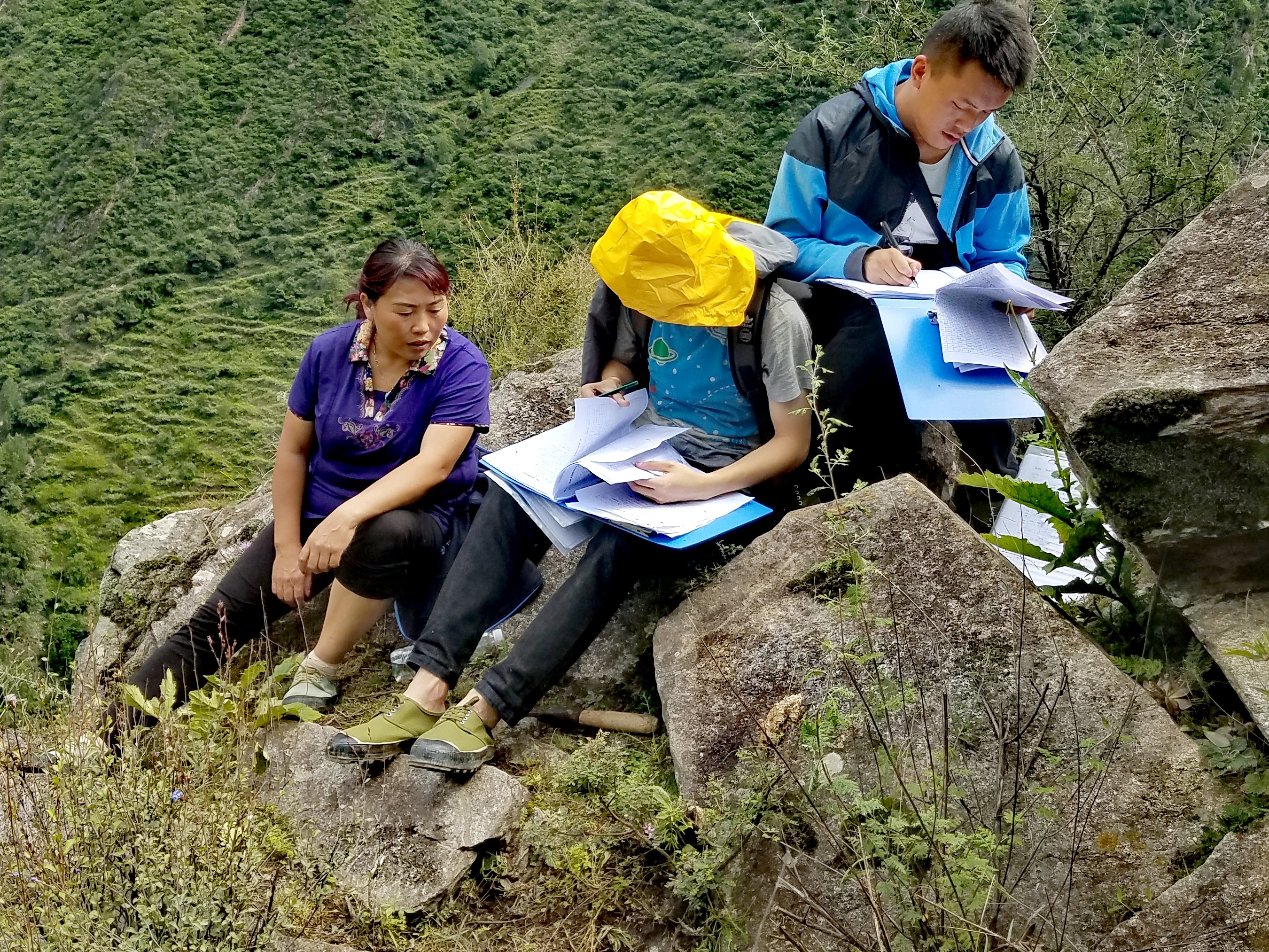 　2022年，余德春(左)協助排查震后地質災害隱患點。(圖為余德春提供)