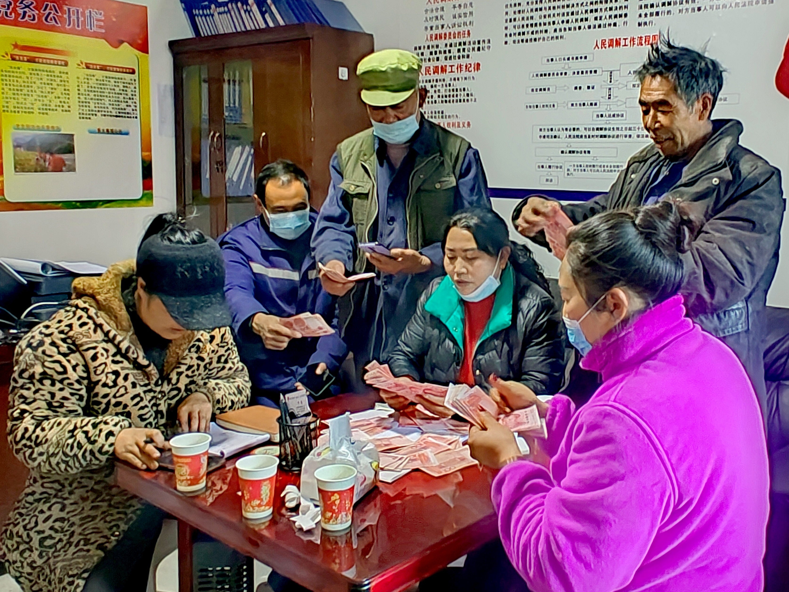 2022年，余德春給村民分紅。(圖為余德春提供)