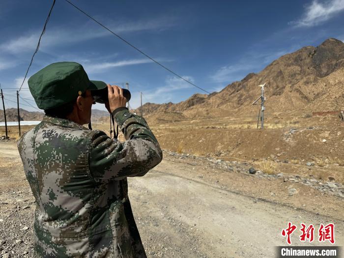 圖為文物保護員費生平正在巡查。　李雋 攝