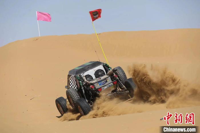 圖為高原沙漠機(jī)車越野挑戰(zhàn)賽現(xiàn)場。　貴南縣委宣傳部供圖
