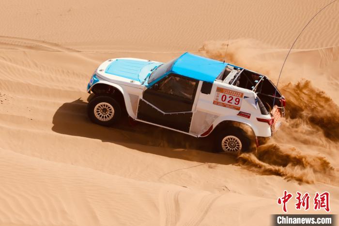 圖為高原沙漠機(jī)車越野挑戰(zhàn)賽現(xiàn)場。　貴南縣委宣傳部供圖