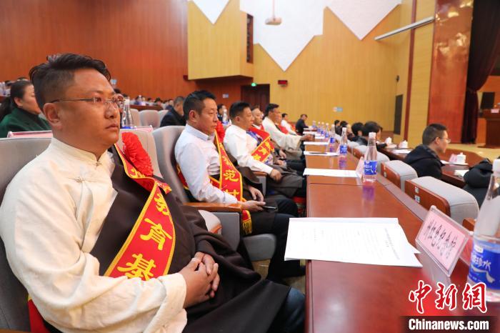 圖為玉樹州民族團(tuán)結(jié)進(jìn)步創(chuàng)建工作推進(jìn)會現(xiàn)場。　胡貴龍 攝
