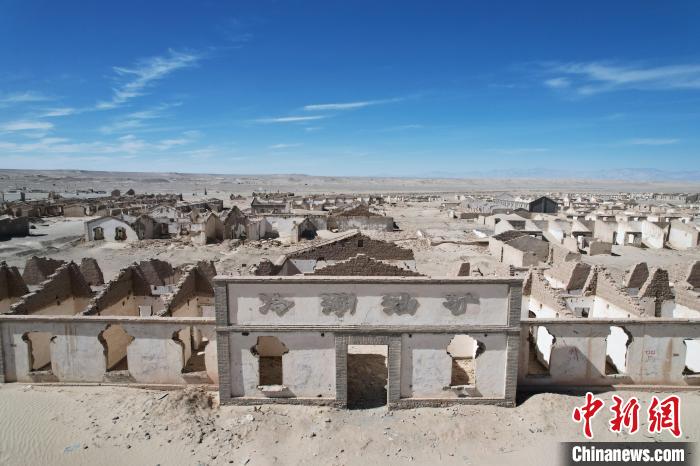 航拍青海省海西蒙古族藏族自治州茫崖市冷湖石油工業(yè)遺址保護(hù)區(qū)。　馬銘言 攝