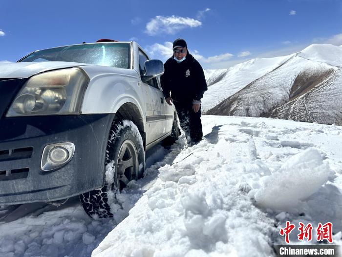 圖為生態(tài)管護人員準備在雪地推車。　丁巴達杰 攝