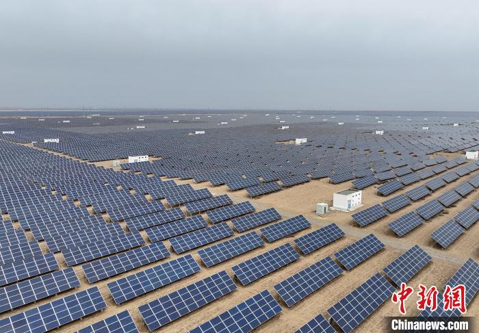 圖為航拍青海省海南藏族自治州共和縣塔拉灘光伏產業園?！∑钤鲚?攝