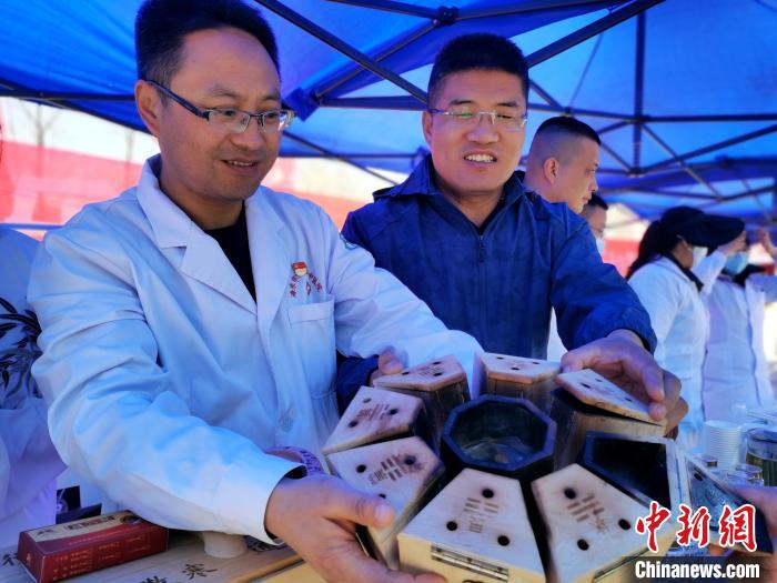 圖為青海省海東市樂都區中醫院八卦灸展示。　張添福 攝