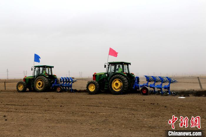 圖為播種機(jī)正在忙碌耕作?！埖么?攝