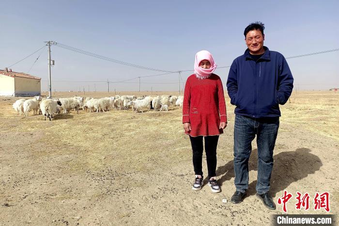 圖為華公太(右)走訪(fǎng)牧民。　才項(xiàng)什姐 攝