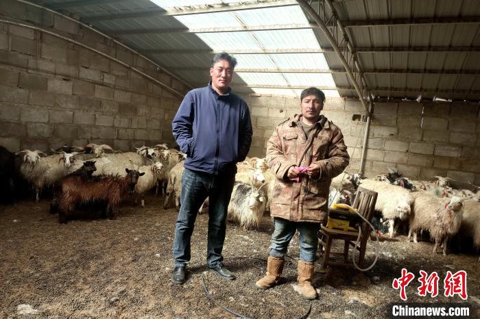 圖為華公太(左)走訪(fǎng)牧民生產(chǎn)生活情況。　才項(xiàng)什姐 攝