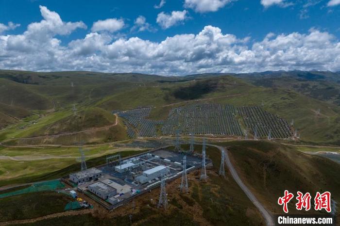 航拍建成投運的柯拉一期光伏電站升壓站?！⒅铱?攝