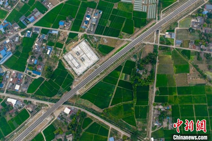 空中俯瞰綿竹牽引變電所和川青鐵路成黃段鐵路線。　劉忠俊 攝