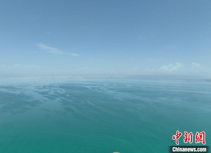 圖為航拍仲夏時(shí)節(jié)，青海湖水天一色。　祁增蓓 攝