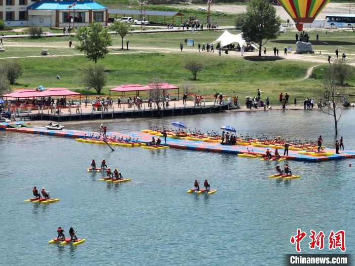 圖為航拍游客青海湖二郎劍景區(qū)體驗(yàn)娛樂項(xiàng)目。　祁增蓓 攝