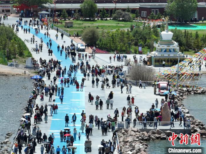 圖為航拍青海湖二郎劍景區(qū)游客眾多。　祁增蓓 攝