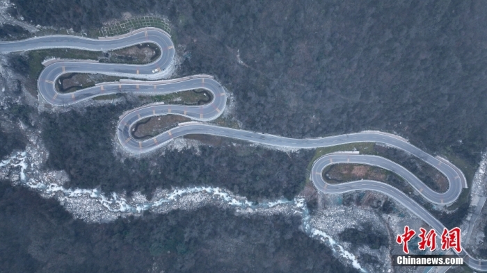 圖為2月1日，震后重建的海螺溝景區(qū)道路。(無人機照片)<a target='_blank' href='/'><p  align=