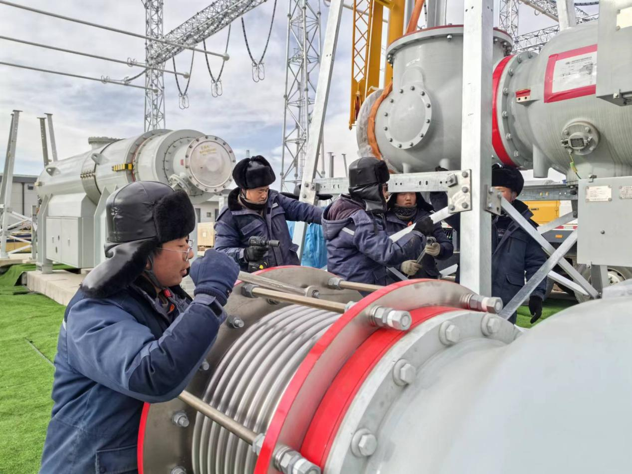 750千伏HGIS單元開蓋環節。王元明攝