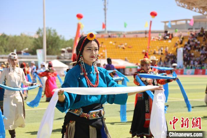 “中國(guó)鹽湖城”青海格爾木:民眾著盛裝“禮贊七十年”