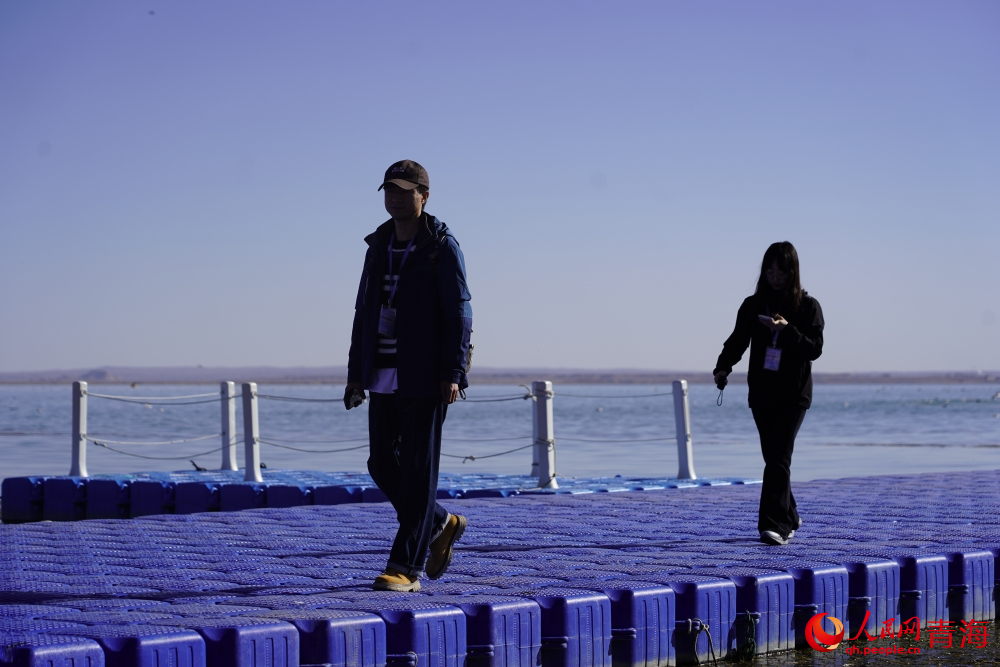 游人漫步在可魯克湖。人民網 陳明菊攝