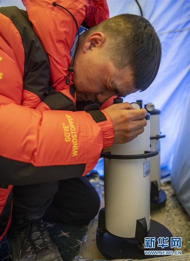 （新華全媒頭條·圖文互動）（9）往更高處長、往長春北京方向移動——來自海拔8848.86米的報告