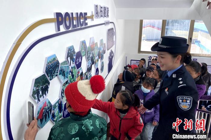 山南邊境管理支隊(duì)勒布邊境派出所舉行警營(yíng)開放日活動(dòng)，邀請(qǐng)駐地民眾進(jìn)警營(yíng)，了解民警工作生活。　莊冀 攝