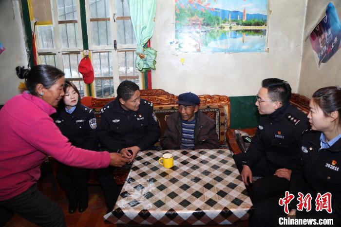 亞?wèn)|出入境邊防檢查站民警走訪慰問(wèn)轄區(qū)困難群眾。　張雨強(qiáng) 攝