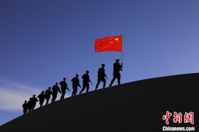 日喀則邊境管理支隊(duì)幾腳橋邊境檢查站民警在轄區(qū)開展巡邏工作。　龍小鳳 攝