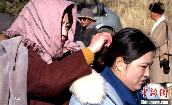 圖為1月13日，電影《雪域青春》群眾演員做拍攝準(zhǔn)備?！∝暽＠?攝