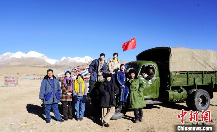 圖為電影《雪域青春》主創(chuàng)團(tuán)隊(duì)在西藏唐古拉山拍攝點(diǎn)?！z制組供圖 攝