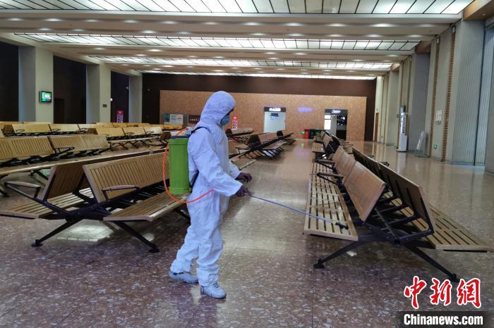 圖為拉薩車站工作人員在候車室進行消毒。　李海星 攝