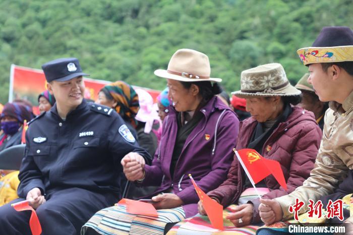 圖為李陽副所長(前排左一)與卓嘎、央宗姐妹共同參加愛國主義教育活動。 德吉 攝