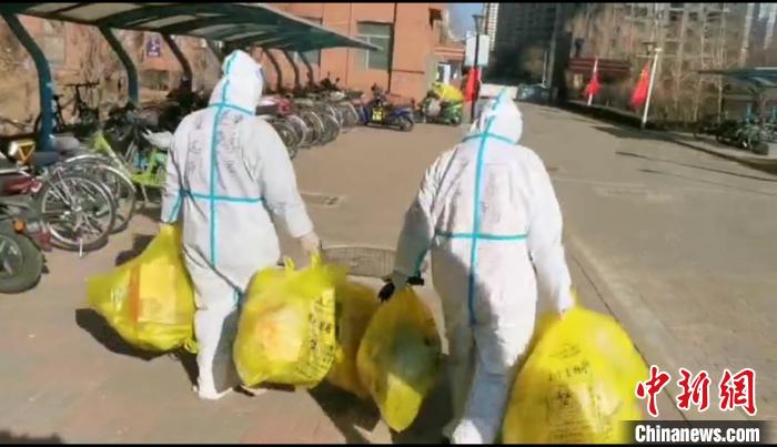 收集垃圾。　鐵西區(qū)委宣傳部 攝