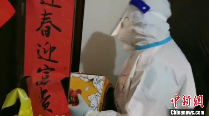 為封閉在家居民送快遞。　鐵西區(qū)委宣傳部 攝