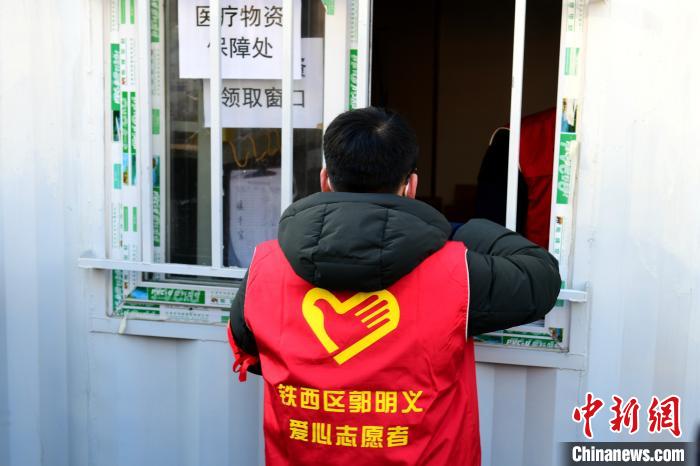 領(lǐng)防護(hù)用品。　鐵西區(qū)委宣傳部 攝