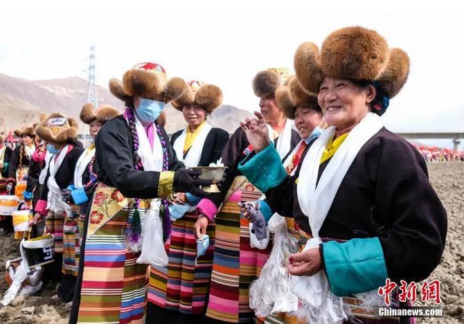 資料圖:西藏自治區拉薩市曲水縣才納鄉協榮村參加春耕儀式的村民互敬青稞酒。按照傳統,當地村民身著節日盛裝,舉行隆重的儀式,祈福一年的豐收。<a target='_blank' ><p align=