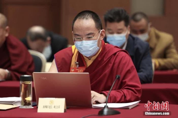 3月9日上午，全國政協(xié)十三屆四次會議舉行小組會議，討論“兩高”工作報告，審議各項決議和報告草案。圖為北京友誼賓館宗教界別委員小組會議現(xiàn)場，全國政協(xié)常委、中國佛教協(xié)會副會長、中國佛教協(xié)會西藏分會會長班禪額爾德尼·確吉杰布參加討論。<a target='_blank' ><p  align=
