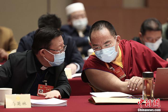 3月9日上午，全國政協(xié)十三屆四次會議舉行小組會議，討論“兩高”工作報告，審議各項決議和報告草案。圖為北京友誼賓館宗教界別委員小組會議現(xiàn)場，全國政協(xié)常委、中國佛教協(xié)會副會長、中國佛教協(xié)會西藏分會會長班禪額爾德尼·確吉杰布(右)與全國政協(xié)常委、中國天主教主教團主席馬英林(左)交流。<a target='_blank' ><p  align=