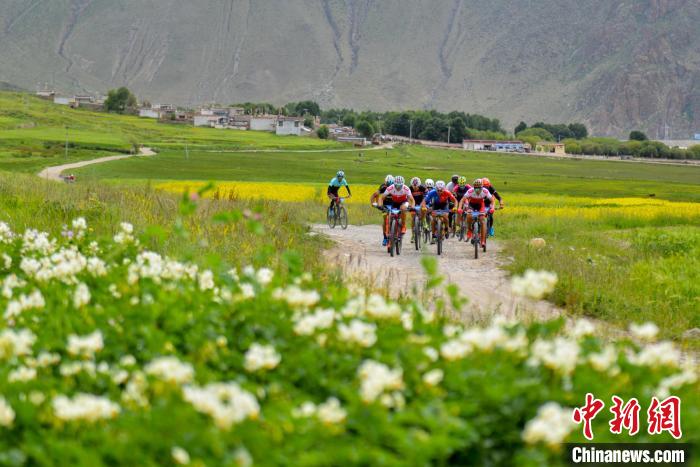 資料圖為2019年，西藏拉薩在堆龍德慶區(qū)舉行楚布溝山地自行車越野賽。　江飛波 攝