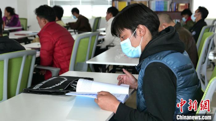 圖為正在閱讀“杰松達孜”藏歷法教材的學員。　謝牧 攝