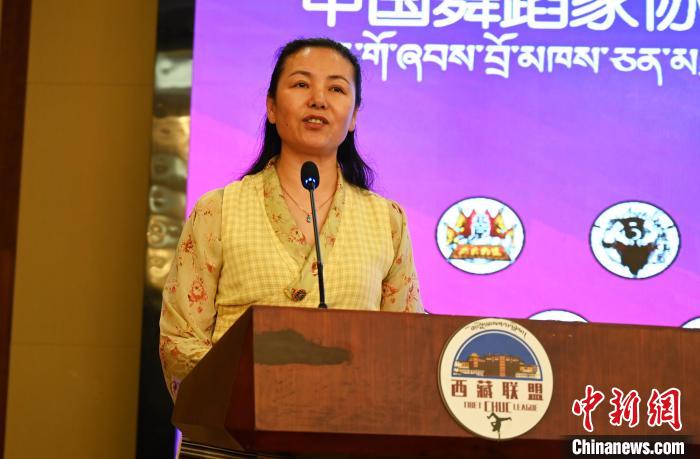 圖為西藏自治區(qū)舞蹈家協(xié)會(huì)主席達(dá)娃拉姆致辭。　趙朗 攝