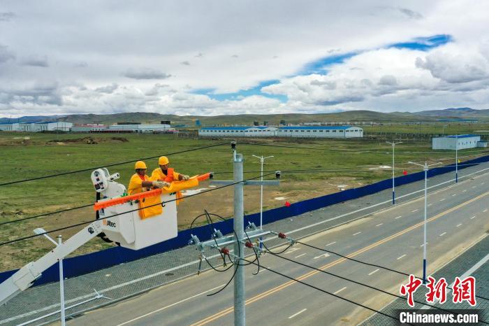 西藏那曲開展高海拔帶電作業
