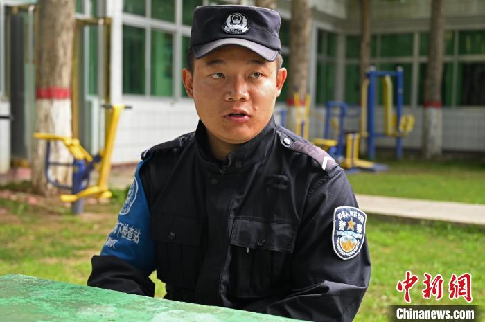 圖為邊煒接受記者采訪?！≮w朗 攝