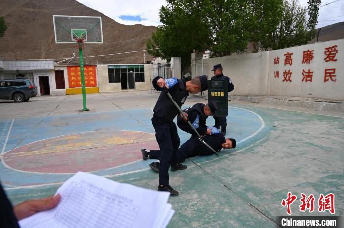 圖為移民管理警察進(jìn)行警務(wù)技能考核?！≮w朗 攝