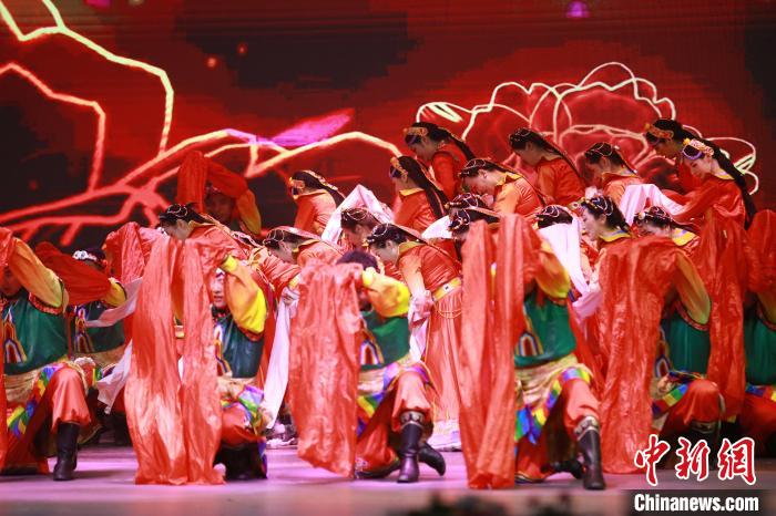 圖為農(nóng)行西藏分行演出現(xiàn)場?！∞r(nóng)行西藏分行 供圖