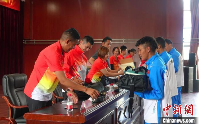 圖為世界冠軍們為西藏自治區體校的學生們送上暖心物資。　冉文娟 攝