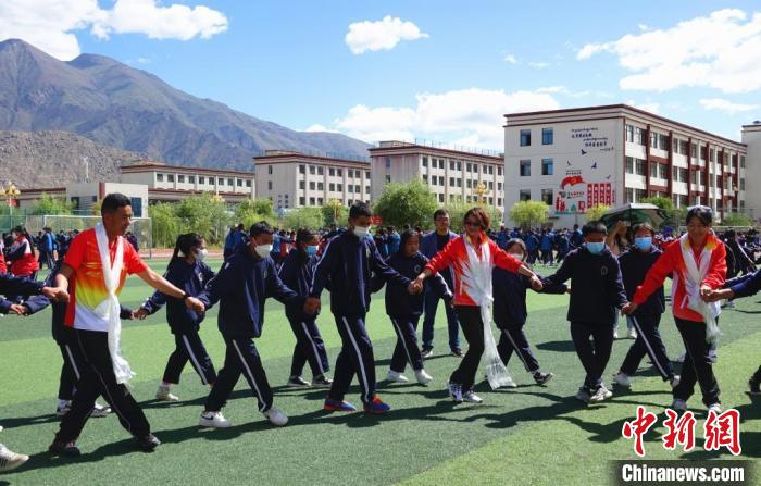 圖為世界冠軍與拉薩阿里地區高級中學學生一起跳鍋莊。　冉文娟 攝