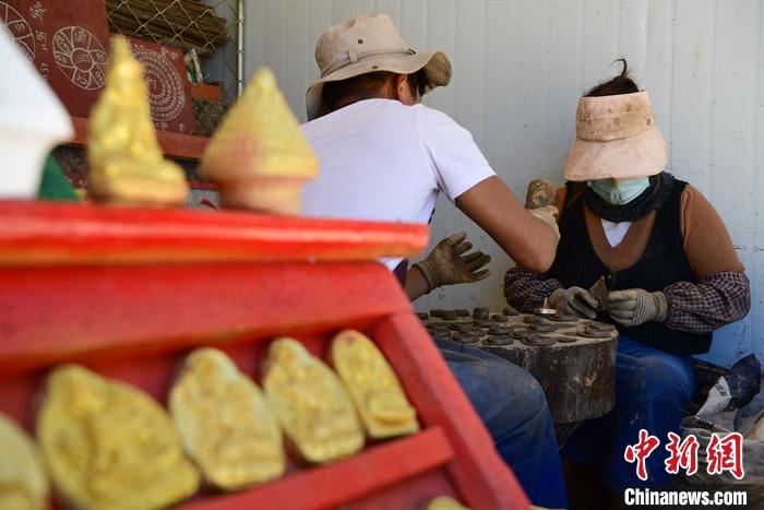 圖為6月14日，拉薩的手工藝人制作“擦擦”。 <a target='_blank' ><p  align=