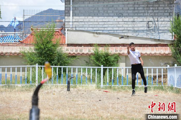 圖為西藏自治區(qū)拉薩市賽馬場內(nèi)市民在體驗“打牛角”項目?！∝暩聛硭?攝